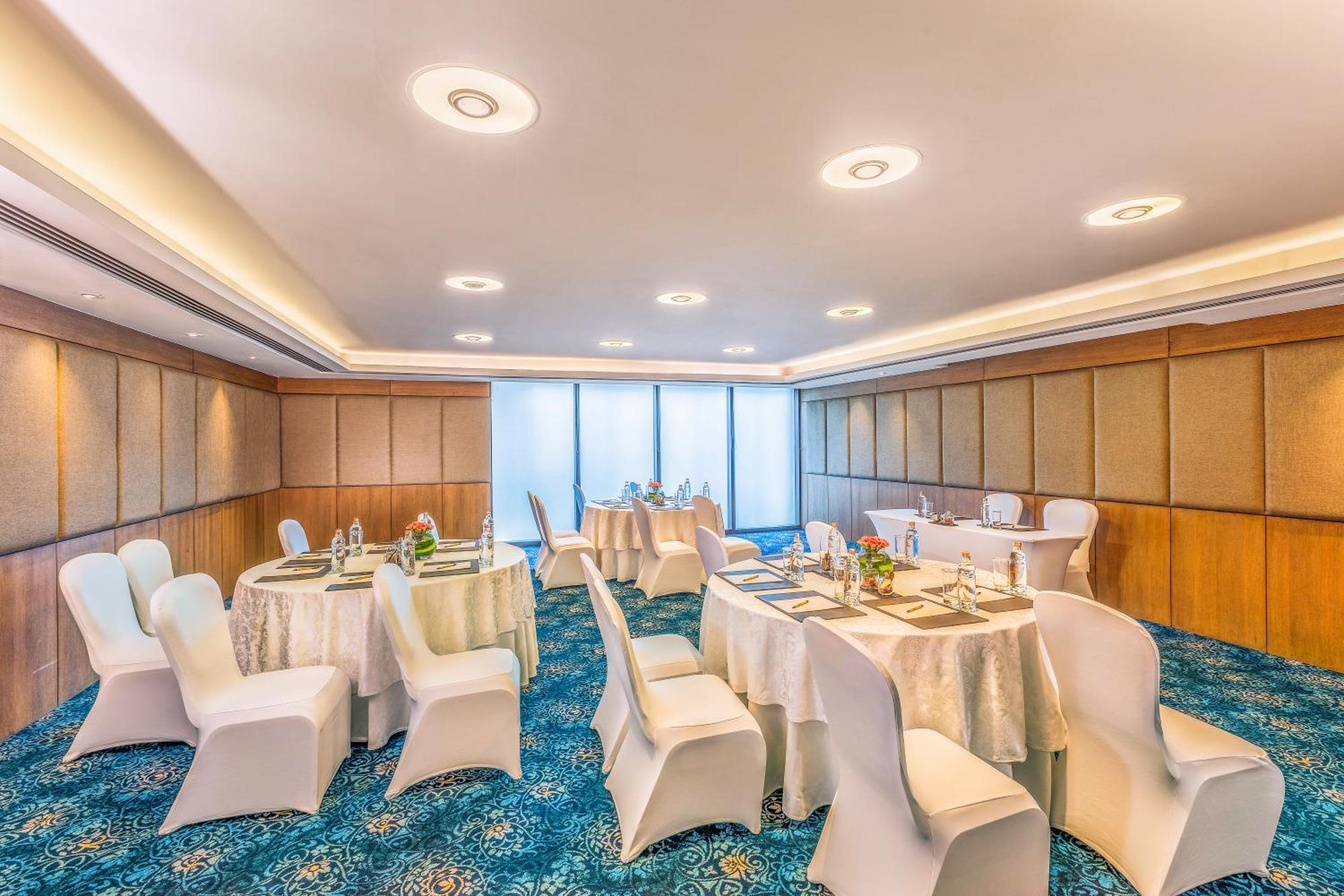 The Leela Ambience Convention Hotel Delhi Nové Dillí Exteriér fotografie Meeting room