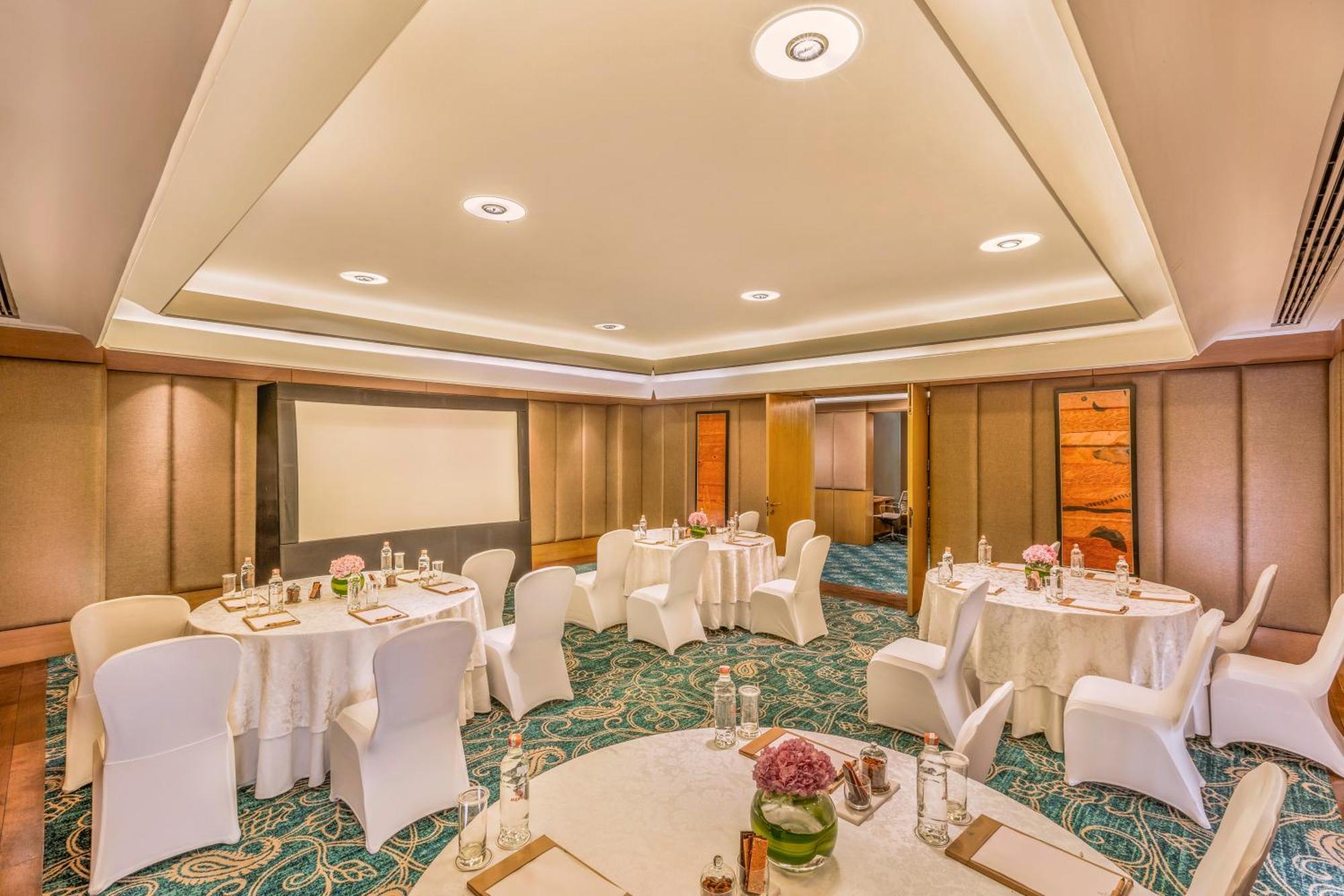 The Leela Ambience Convention Hotel Delhi Nové Dillí Exteriér fotografie The Royal