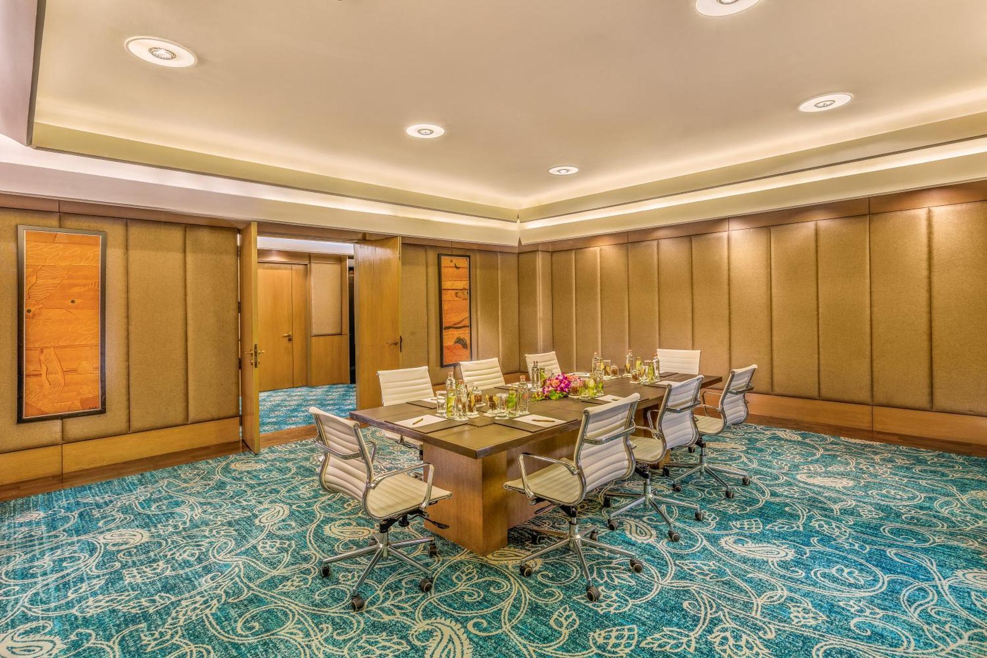 The Leela Ambience Convention Hotel Delhi Nové Dillí Exteriér fotografie Meeting room at the hotel