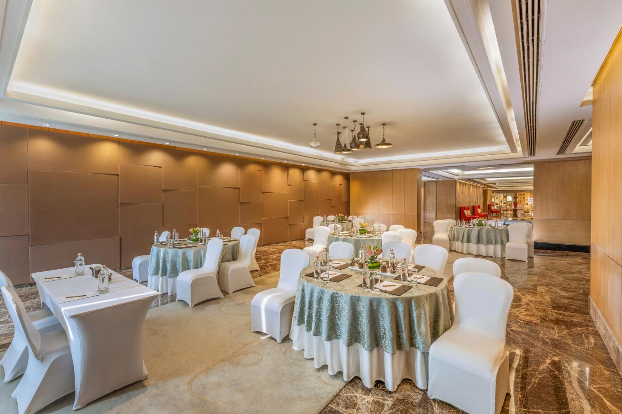 The Leela Ambience Convention Hotel Delhi Nové Dillí Exteriér fotografie The Imperial Ball Room