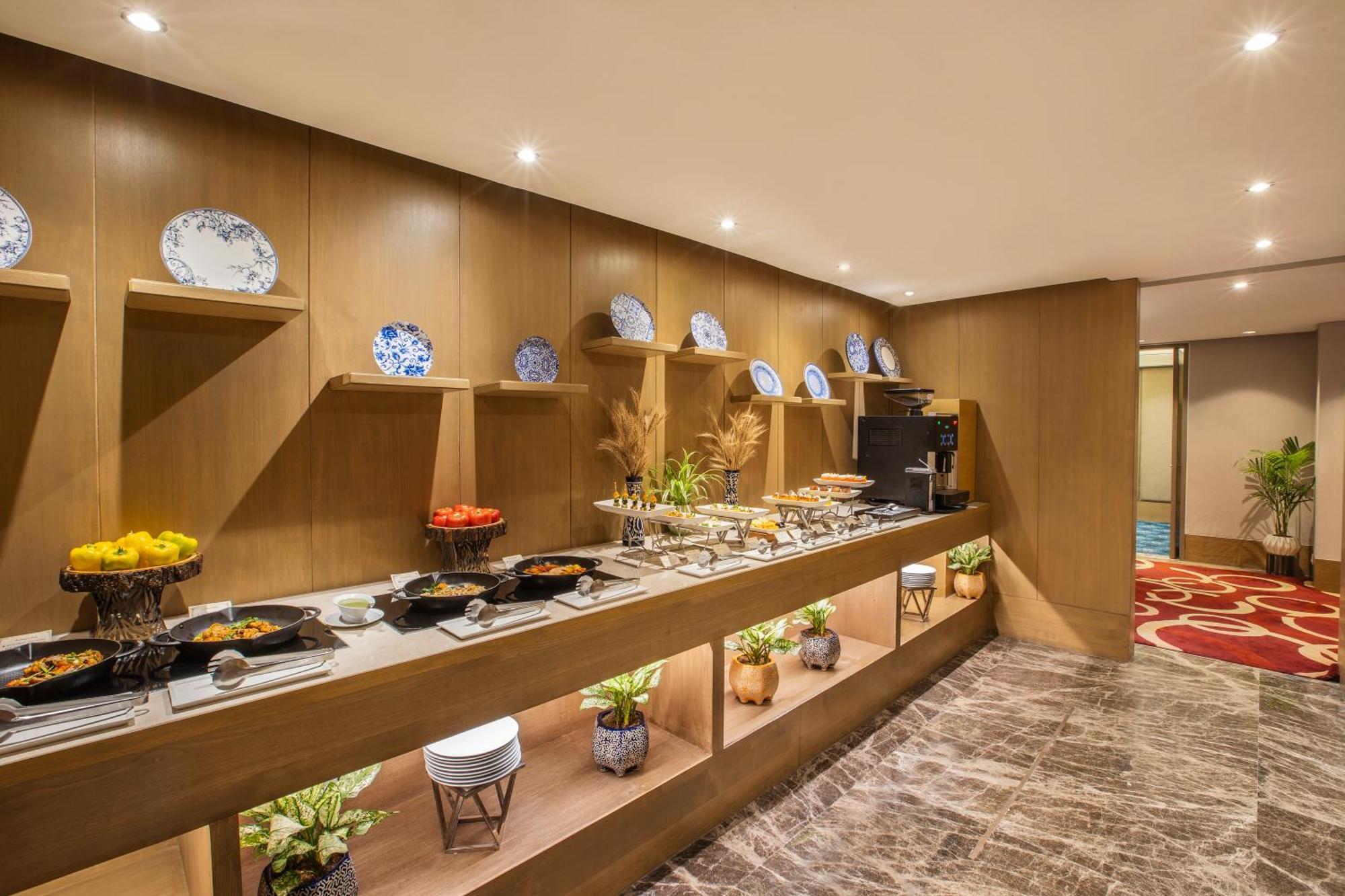 The Leela Ambience Convention Hotel Delhi Nové Dillí Exteriér fotografie The Club Lounge at the hotel